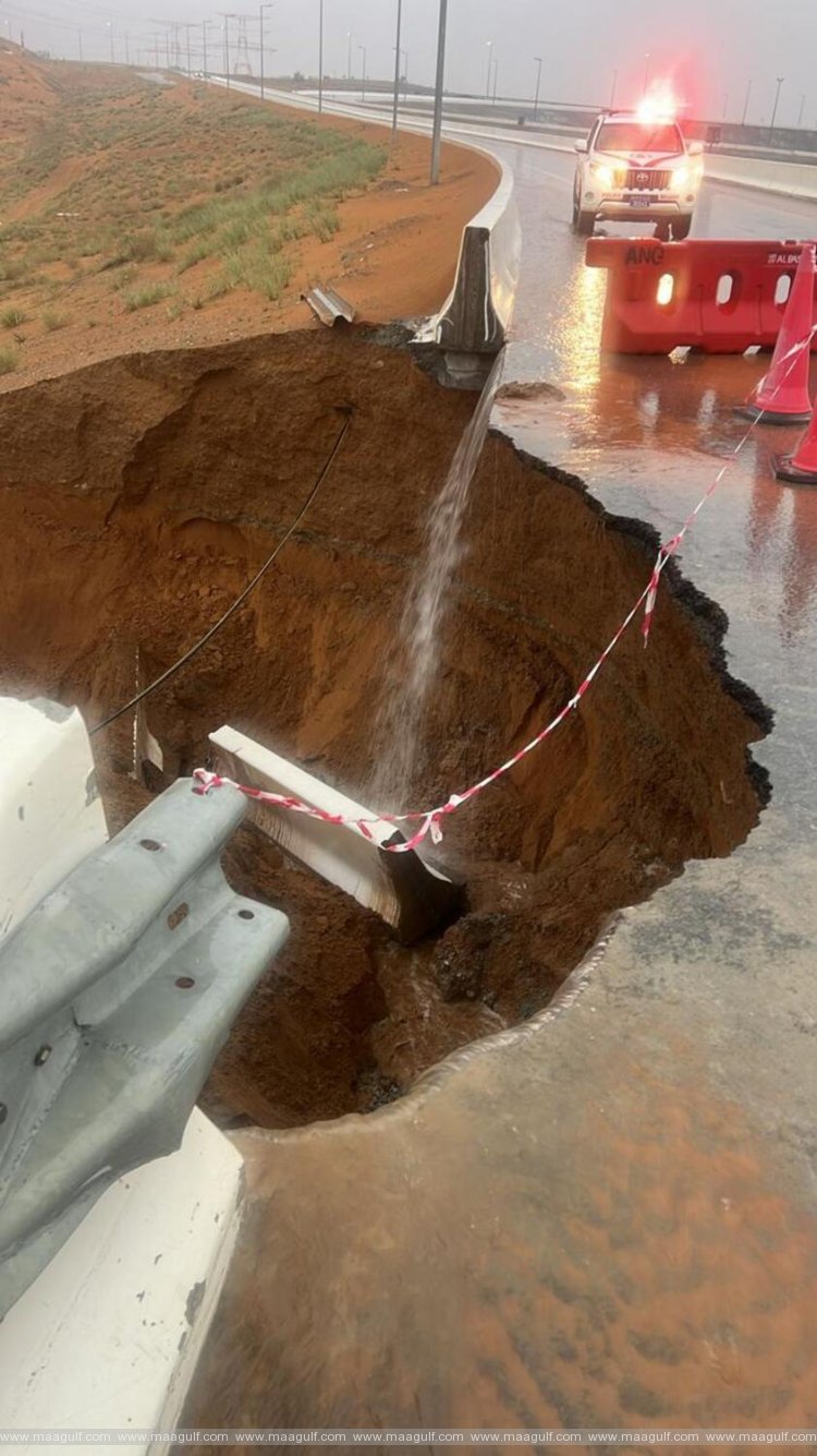 భారీ వర్షాలకు కుప్ప కూలిన  RAKలో రోడ్డు