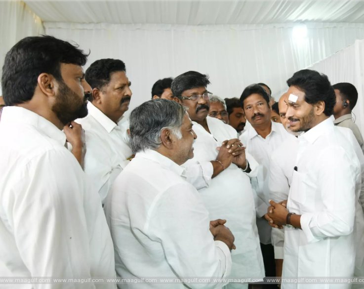 1 జగన్పై రాయి దాడి..నిందితులను పట్టిస్తే రూ.2 లక్షల రివార్డు!