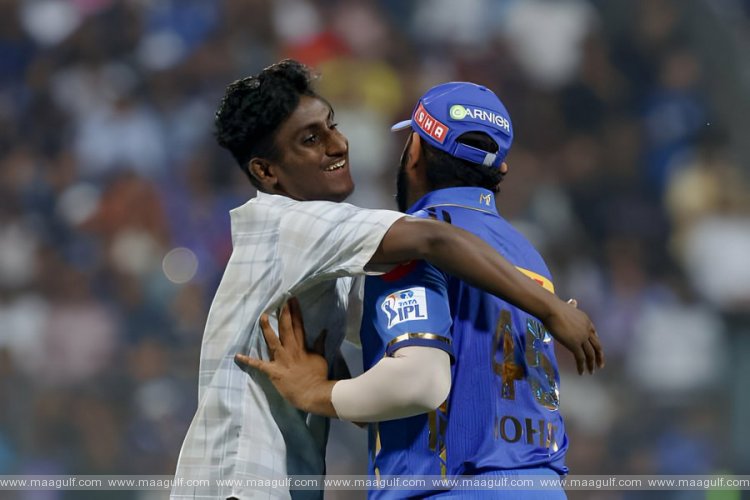 1 వాంఖడే స్టేడియంలో రోహిత్ శర్మను భయపెట్టిన అభిమాని..!