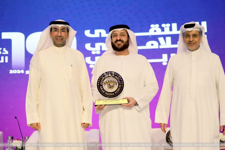 20 Arab Media Forum honours Emirates News Agency\'s Director General with \'Excellence Award\'