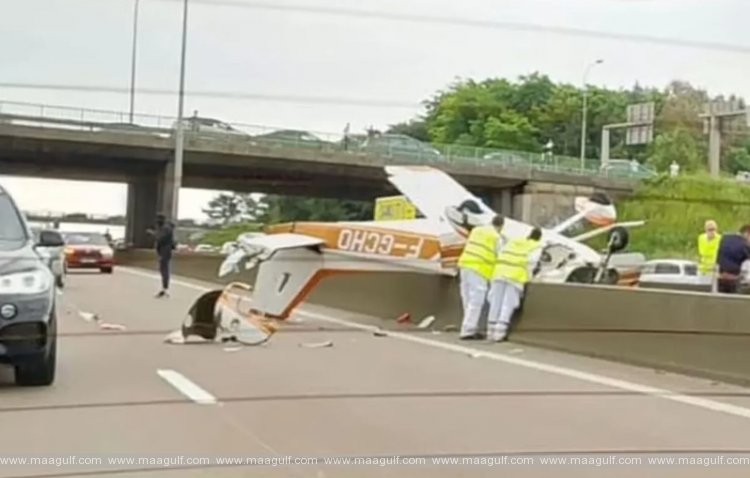 నడిరోడ్డు పై కుప్పకూలిన విమానం..ముగ్గురు మృతి