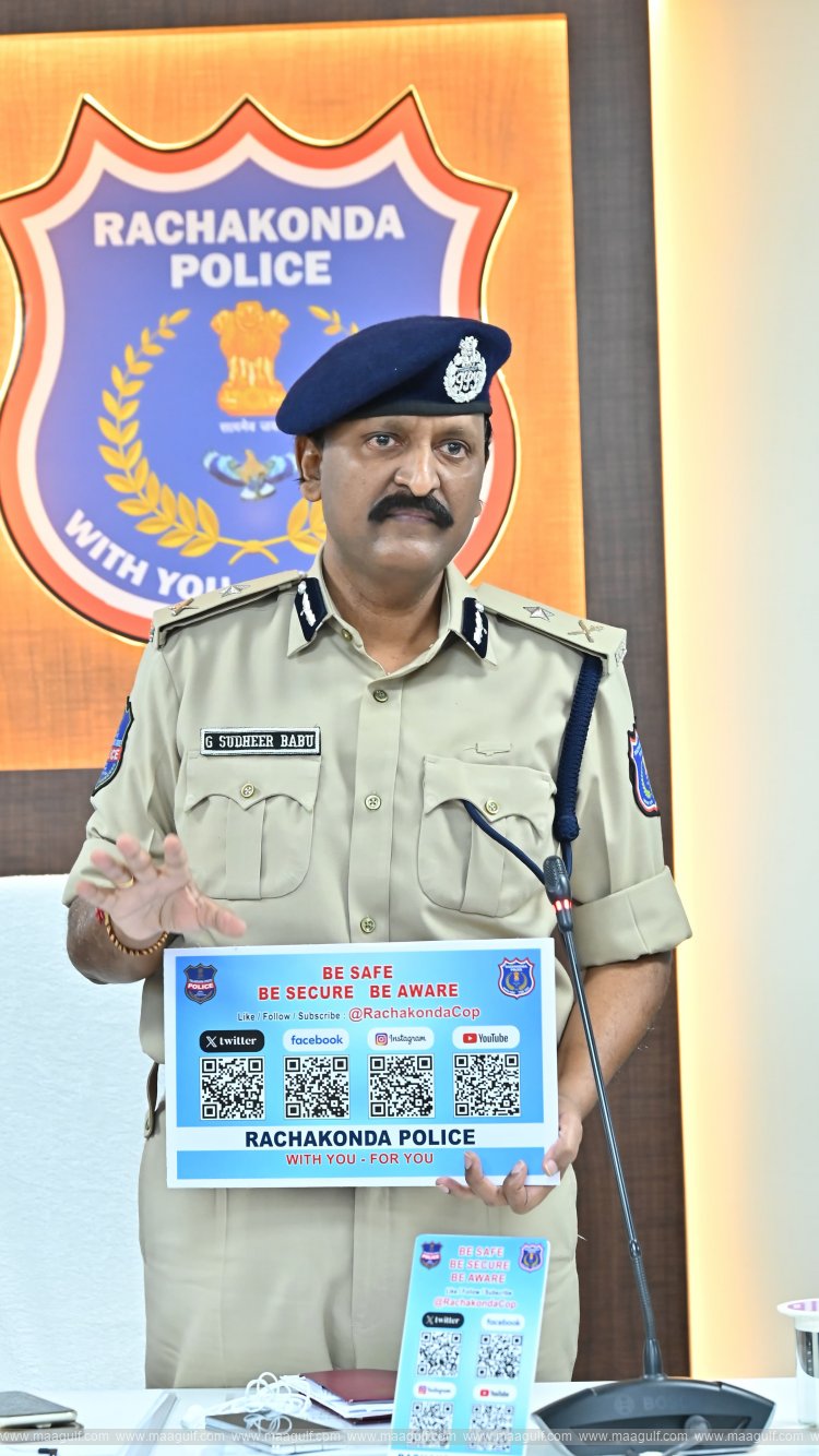 పోలీసు స్టేషన్లు, కార్యాలయాల్లో ఏర్పాటు చేయనున్న QR కోడ్ పోస్టర్లను ఆవిష్కరించిన కమిషనర్