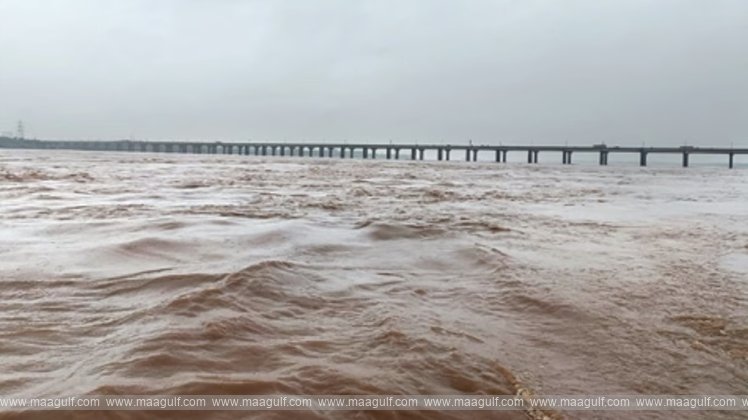 భద్రాచలం గోదావరి వద్ద సెల్ఫీ దిగితే పోలీస్ స్టేషన్ కే..