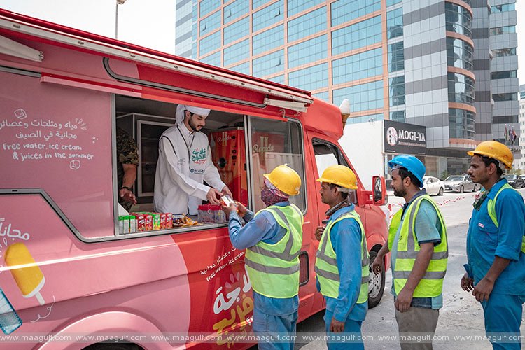 కార్మికులకు ఉచిత నీరు, ఐస్ క్రీం పంపిణీ