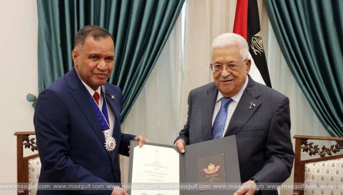 ఒమన్ ఛార్జ్ డి ఎఫైర్స్‌కు మెడల్ ప్రదానం చేసిన అబ్బాస్