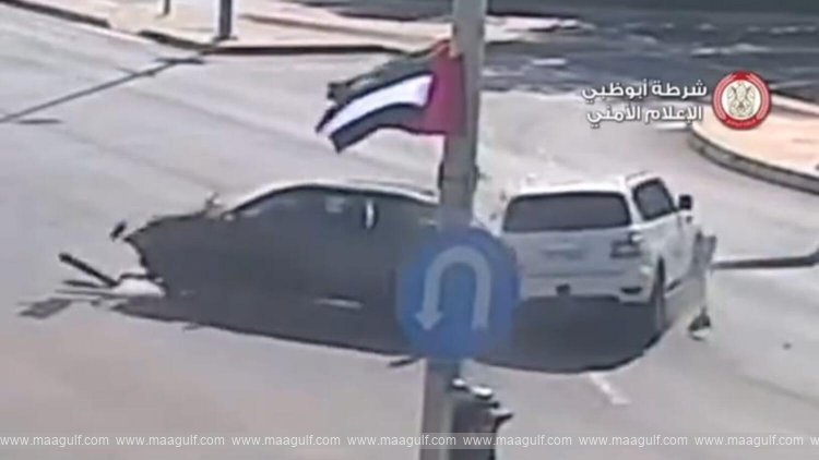 పరధ్యానంలో డ్రైవింగ్ చేస్తూ..SUVని ఢీకొట్టిన డ్రైవర్..భారీగా ఫైన్..!