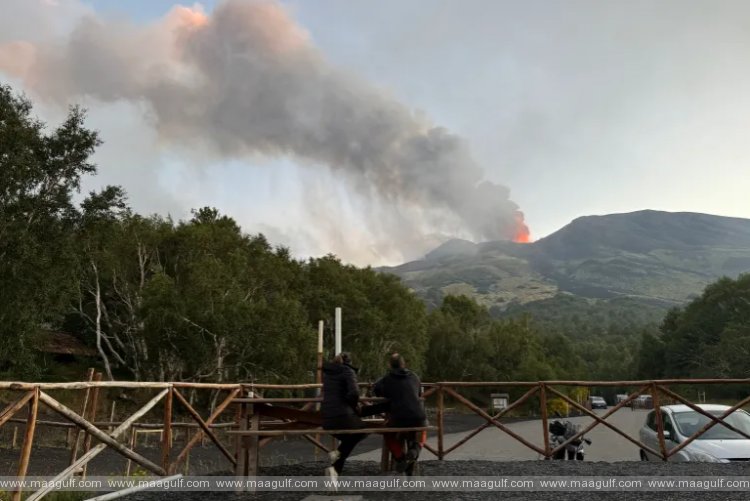 ఇటలీలో బూడిదమయమైన విమానాశ్రయం..