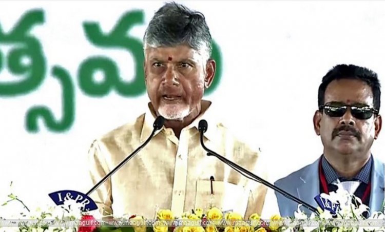 జాతీయ జెండాను ఆవిష్కరించిన సీఎం చంద్రబాబు
