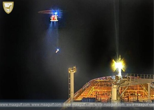 షిప్ సిబ్బందిని ఎయిర్ లిఫ్ట్ చేసిన యూఏఈ రెస్క్యూ టీమ్..!!