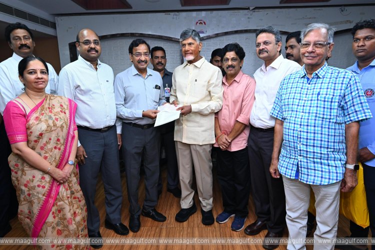 వరద బాధితులకు సిద్ధార్థ వైద్య కళాశాల పూర్వ విద్యార్థుల సహాయం