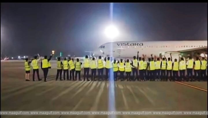 విస్తారా చివరి ఫ్లైట్ కి కన్నీటితో వీడ్కోలు పలికిన సిబ్బంది