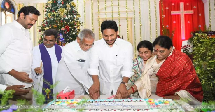 త‌ల్లితో క‌లిసి క్రిస్మ‌స్ వేడుక‌ల్లో పాల్గొన్న వైఎస్ జ‌గ‌న్‌