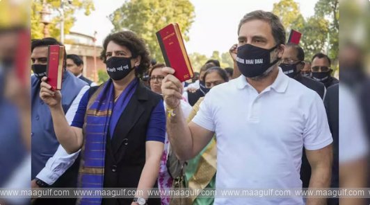 రాజ్యాంగం బుక్ పట్టుకుని రాహుల్, ప్రియాంక నిరసన