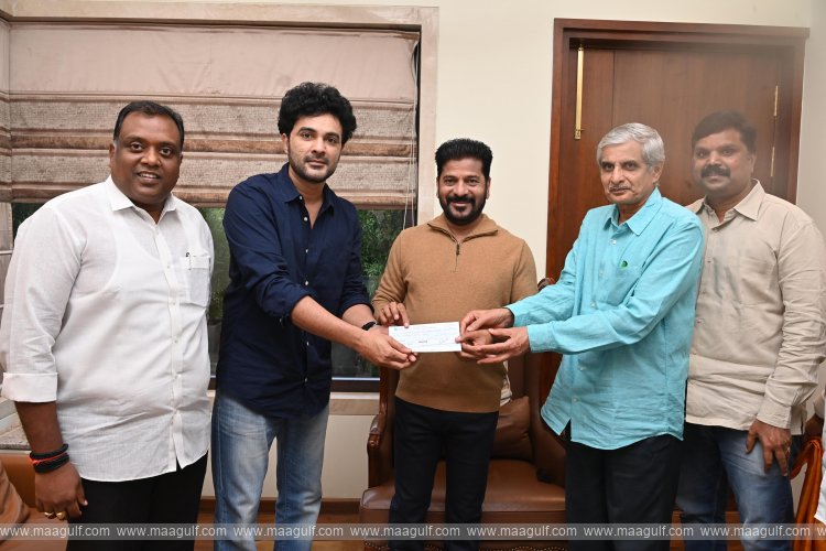 సీఎం రేవంత్ ని కలసి రూ.15 లక్షల చెక్కును అందజేసిన హీరో సిద్ధు జొన్నలగడ్డ