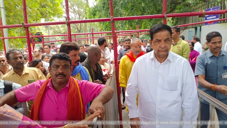 1 క్యూలో ఉన్న భక్తులతో టీటీడీ చైర్మన్ మాటామంతీ