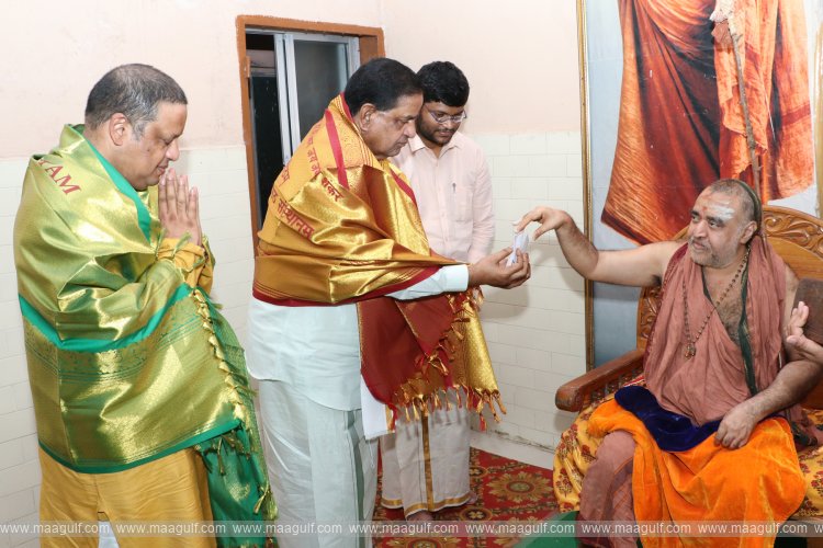 కంచి కామకోటి పీఠాధిపతిని మ‌ర్యాద‌పూర్వ‌కంగా క‌లిసిన టీటీడీ చైర్మన్