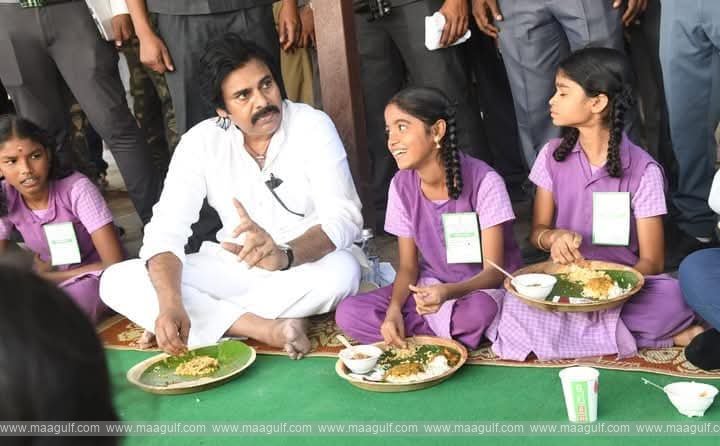పాఠశాల విద్యార్థులతో కలిసి భోజనం చేసిన పవన్ కళ్యాణ్