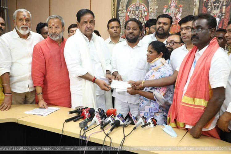 టీటీడీ బోర్డు సభ్యులతో కమిటీలు ఏర్పాటు: చెక్కులు అందుకున్నది వీళ్లే