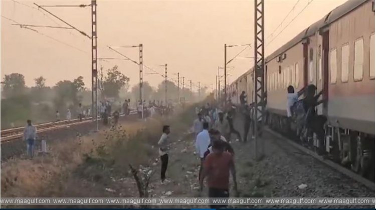 మహారాష్ట్రలో ఘోర రైలు ప్రమాదం...11 మంది మృతి