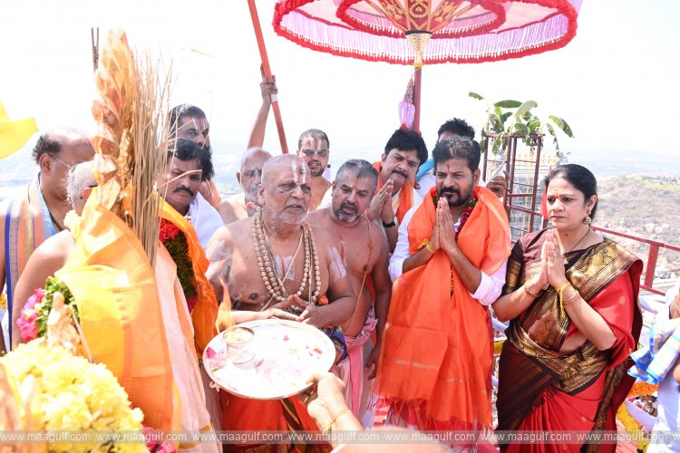 యాదగిరిగుట్టలో బంగారు గోపురాన్ని ఆవిష్కరించిన సీఎం రేవంత్