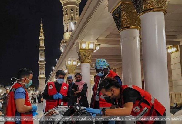 భక్తుడికి గుండెపోటు..ప్రాణాలు కాపాడిన పారామెడిక్స్ పారామెడిక్స్..!!