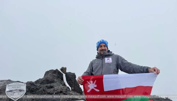 ఇండోనేషియా శిఖరాన్ని జయించిన ఒమానీ పర్వతారోహకుడు..!!