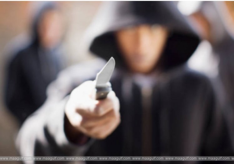 నకిలీ కాప్.. ఆసియా వ్యక్తులను కత్తులతో బెదిరించి చోరీ..!!