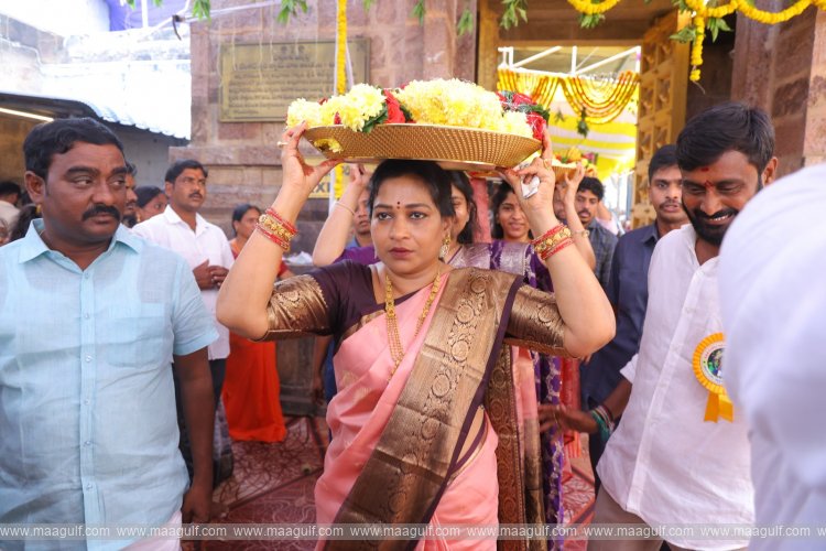 ఉపమాక వెంకన్నకు హోంమంత్రి అనిత పట్టువస్త్రాలు