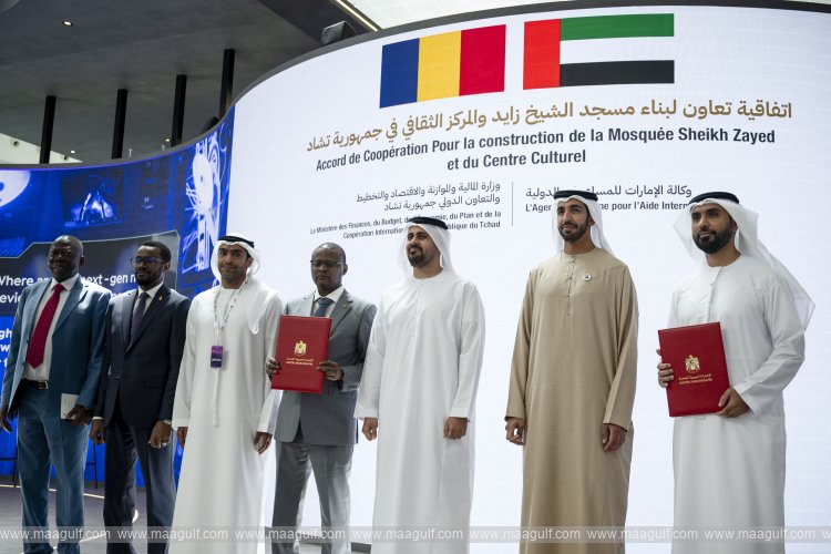 Theyab bin Mohammed bin Zayed witnesses the signing of an agreement to build the Sheikh Zayed Mosque and Cultural Center