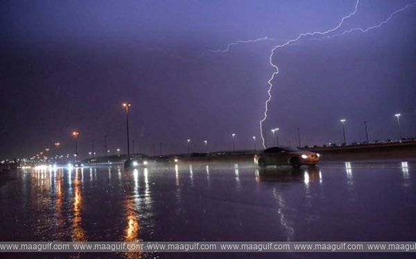 సౌదీ అరేబియాలో ఉరుములు, మెరుపులతో కూడిన వర్షాలు..!!