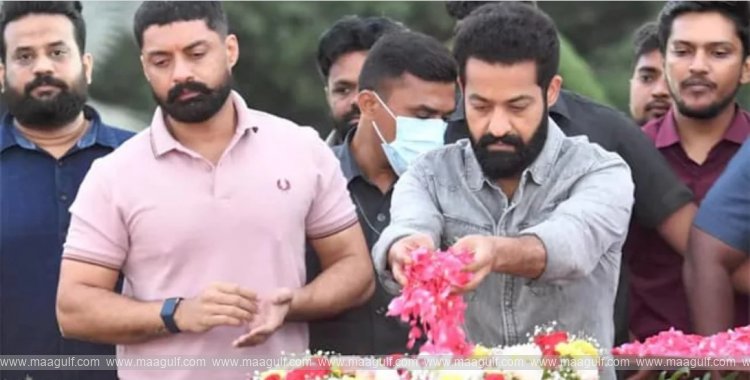 ఎన్టీఆర్ ఘాట్ వద్ద నివాళులర్పిస్తున్న ప్రముఖులు