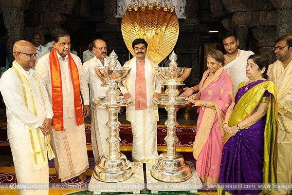 శతాబ్దాల అనంతరం శ్రీవారికి అఖండాలు విరాళం