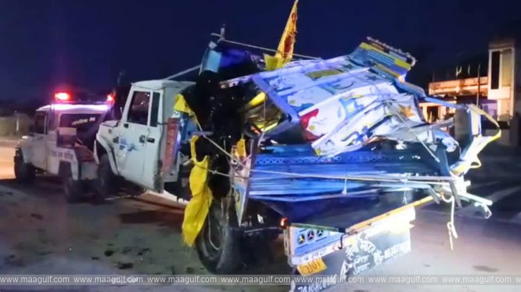 1 వ్యాన్, కంటైనర్ ఢీకొని 11 మంది భక్తులు మృతి