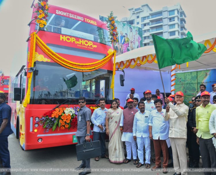 1 హాప్ ఆన్ హాప్ ఆఫ్ డబుల్ డెక్కర్ బస్సులను ప్రారంభించిన సీఎం చంద్రబాబు