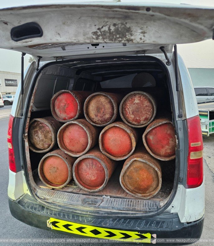 20 Dubai Police Confiscate Minibus Loaded with Gas Cylinders