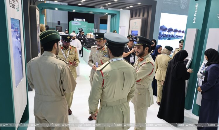 20 Al Marri visits Dubai Police\'s Stand in the UAE Careers Exhibition ‘Ru’ya’