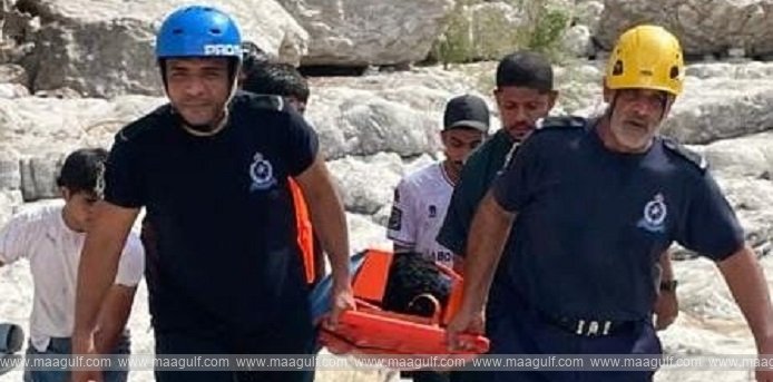 Citizen injured after falling from mountain top in North Al Sharqiyah, shifted to hospital