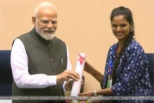 ప్రధాని చేతుల మీదుగా అవార్డు అందుకున్న తెలంగాణ యువతి