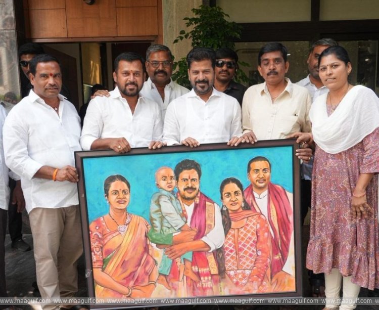 తెలంగాణ సీఎం కు చిత్రపటాన్ని బహుకరించిన చిత్రకారుడు సోమశేఖర్