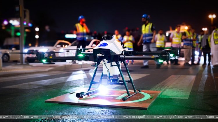 దుబాయ్ లో ట్రాఫిక్ సిగ్నల్‌ల క్లీనింగ్ కు డ్రోన్‌లు..!!