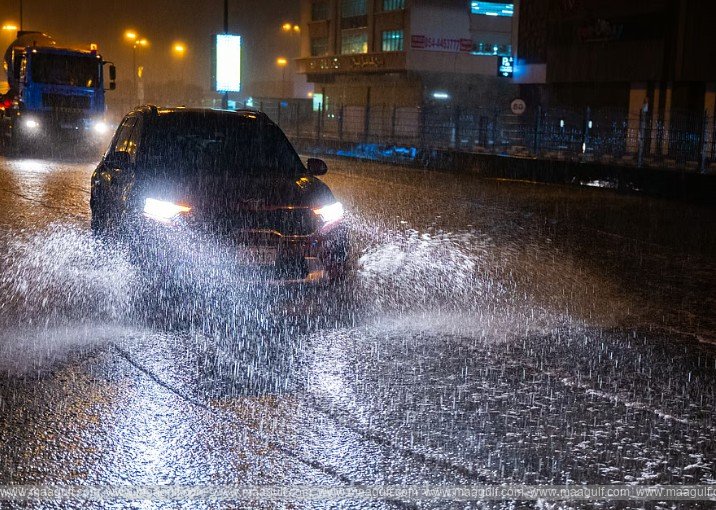 యూఏఈలో భారీ వర్షాలు..పబ్లిక్ పార్కులు మూసివేత..!!