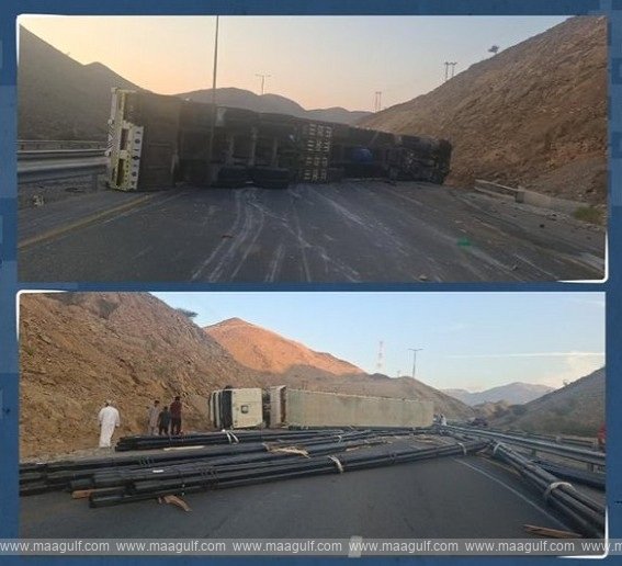 రోడ్డుపై ట్రక్కు బోల్తా..ప్రయాణికులకు అలెర్ట్..!!