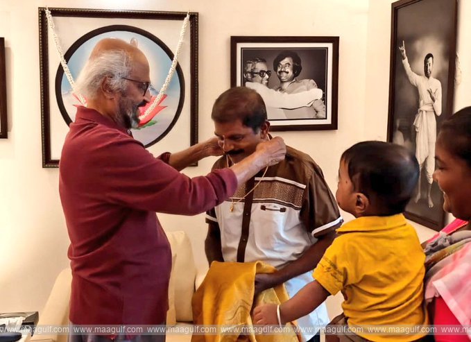 అభిమానికి గోల్డ్ చెయిన్ గిఫ్ట్‌గా ఇచ్చిన తలైవా