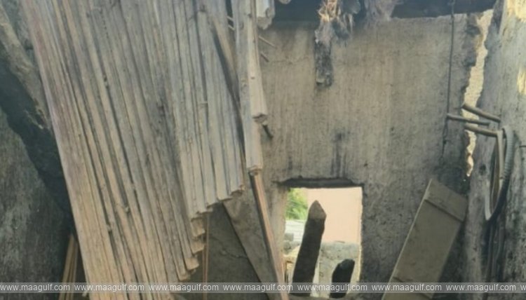 రుస్తాఖ్ భవనం కూలి నలుగురు చిన్నారులు మృతి..!!