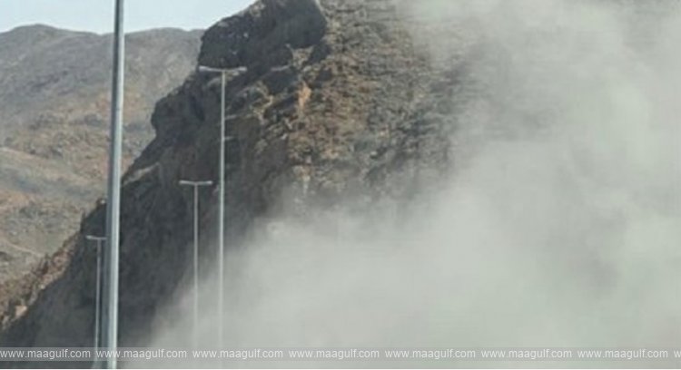 వాడి అడాయ్–అల్ అమెరాత్ రహదారి పై విరిగిపడ్డ కొండచరియలు..!!