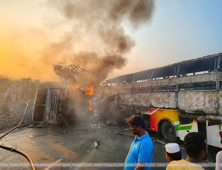 టిప్పర్‌ను ఢీకొన్న ప్రైవేట్ బస్సు..14 మంది సజీవదహనం