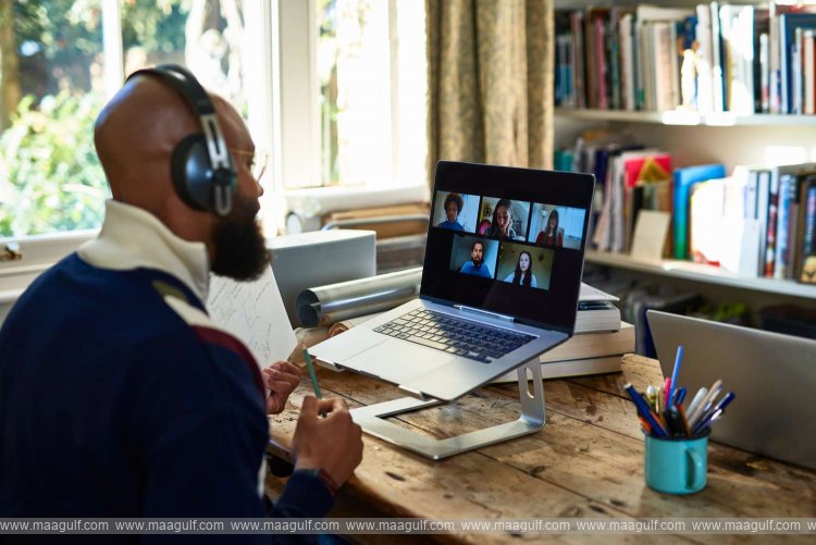 Can UAE Golden Visa holders work remotely while living abroad?