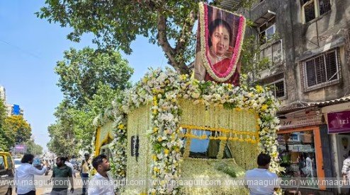 Asha Bhosle\'s funeral completed..