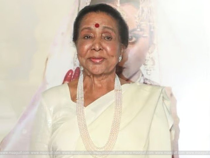 Singer Asha Bhosle suffers heart attack, rushed to hospital