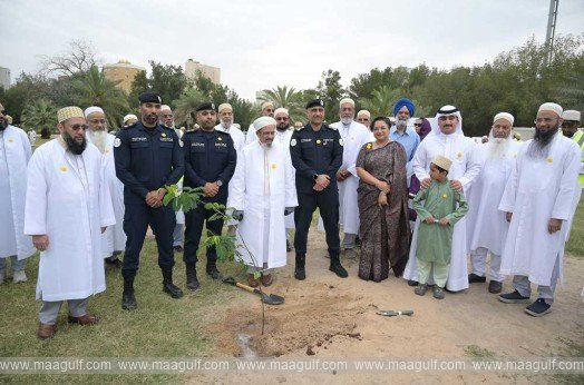 ఏక్ పెడ్ మా కే నామ్..కువైట్ లో మొక్కలు నాటిన భారత రాయబారి..!!